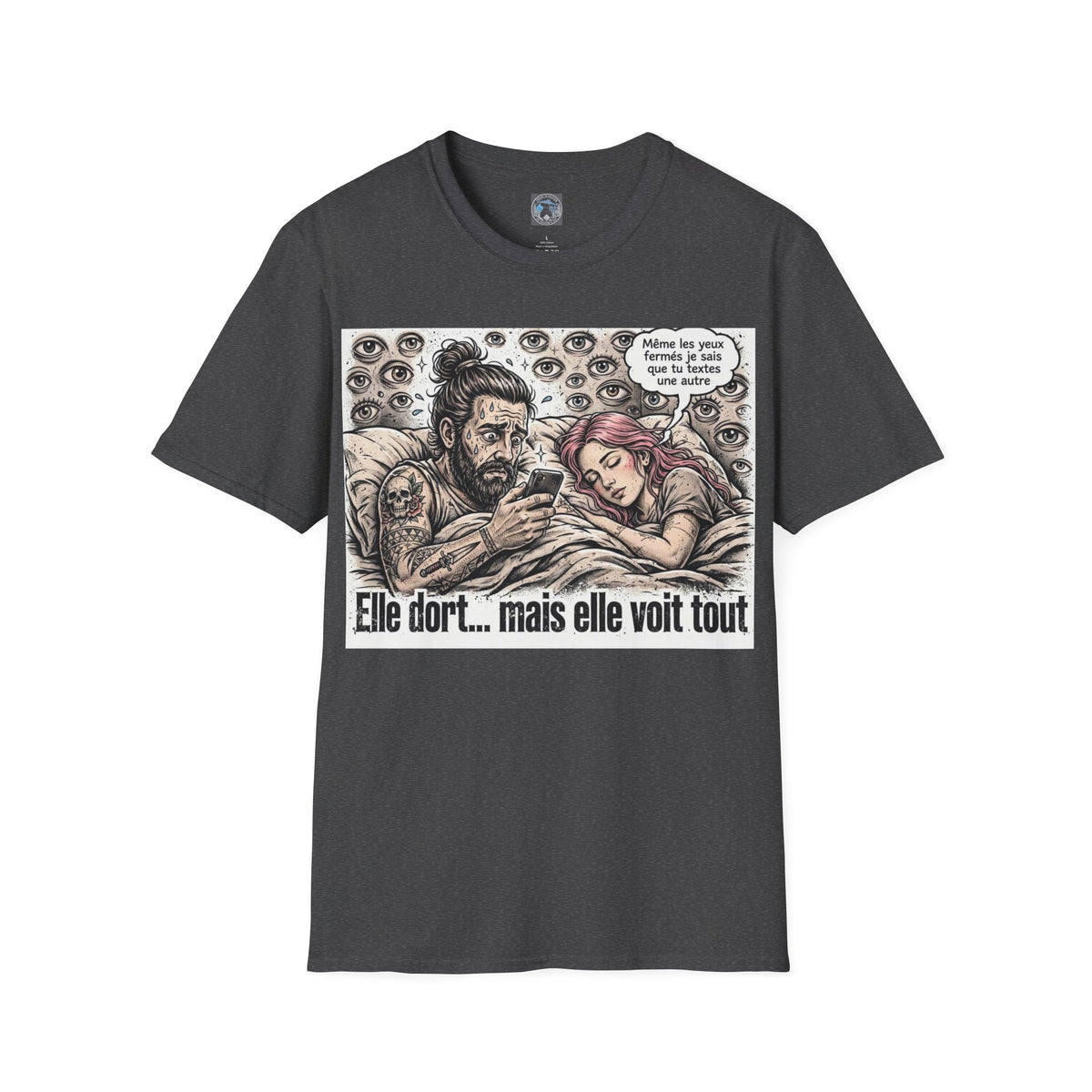 T-Shirt Elle Dort Mais Elle Voit Tout - Couple Toxique Humour - Cadeau Jalousie