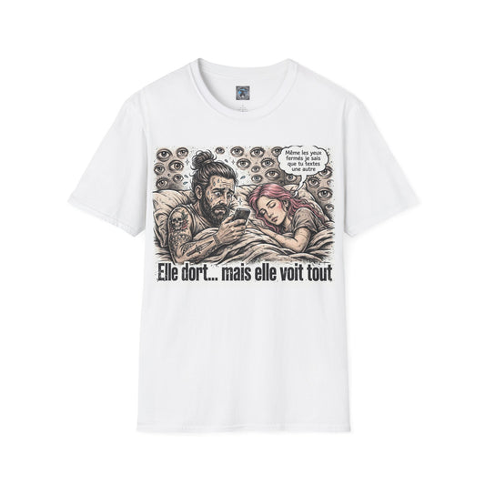 T-Shirt Elle Dort Mais Elle Voit Tout - Couple Toxique Humour - Cadeau Jalousie