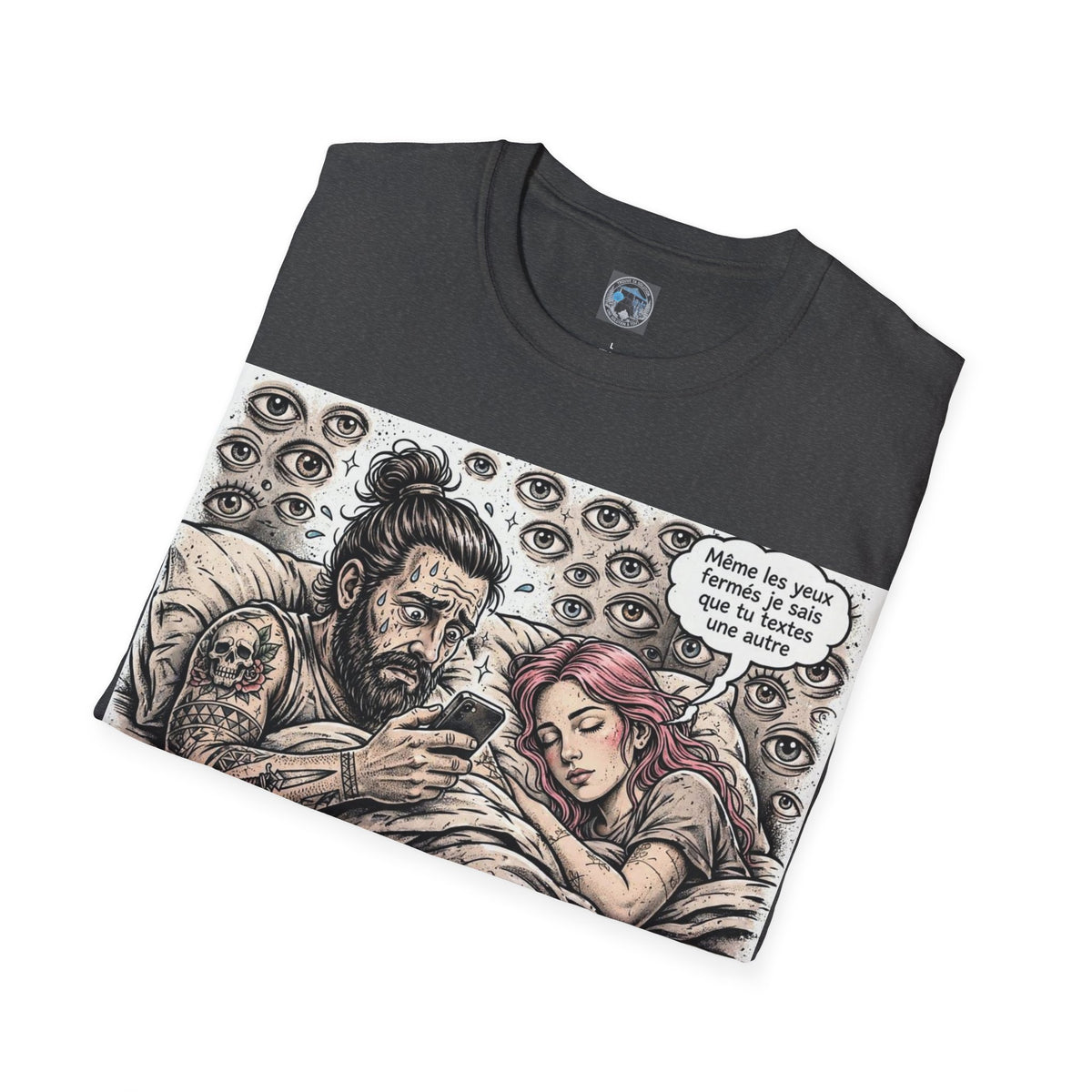 T-Shirt Elle Dort Mais Elle Voit Tout - Couple Toxique Humour - Cadeau Jalousie