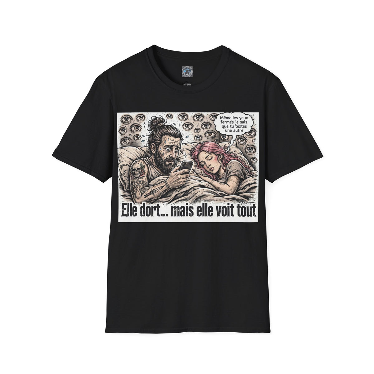 T-Shirt Elle Dort Mais Elle Voit Tout - Couple Toxique Humour - Cadeau Jalousie